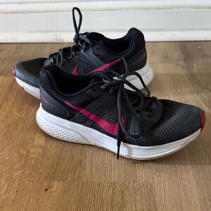 Nike Women's Black and Pink Sneakers
